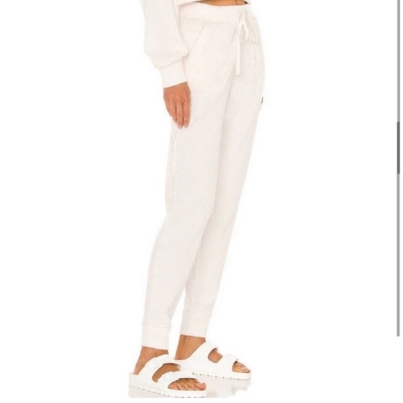 NWT Alo Yoga Muse set - Picture 3 of 4